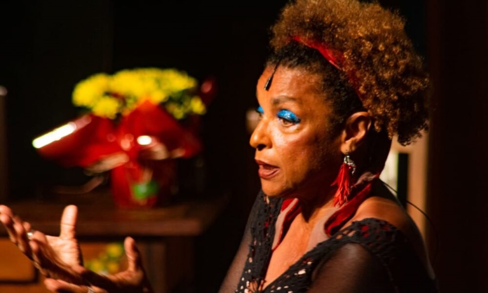 A capixaba Elisa Lucinda apresenta seu monólogo 'Parem de falar mal da rotina'.