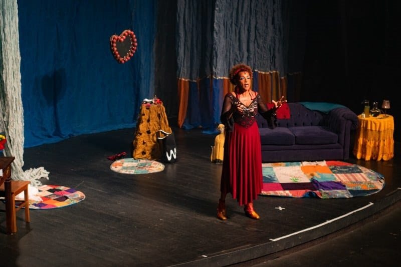 A capixaba Elisa Lucinda apresenta seu monólogo 'Parem de falar mal da rotina'.