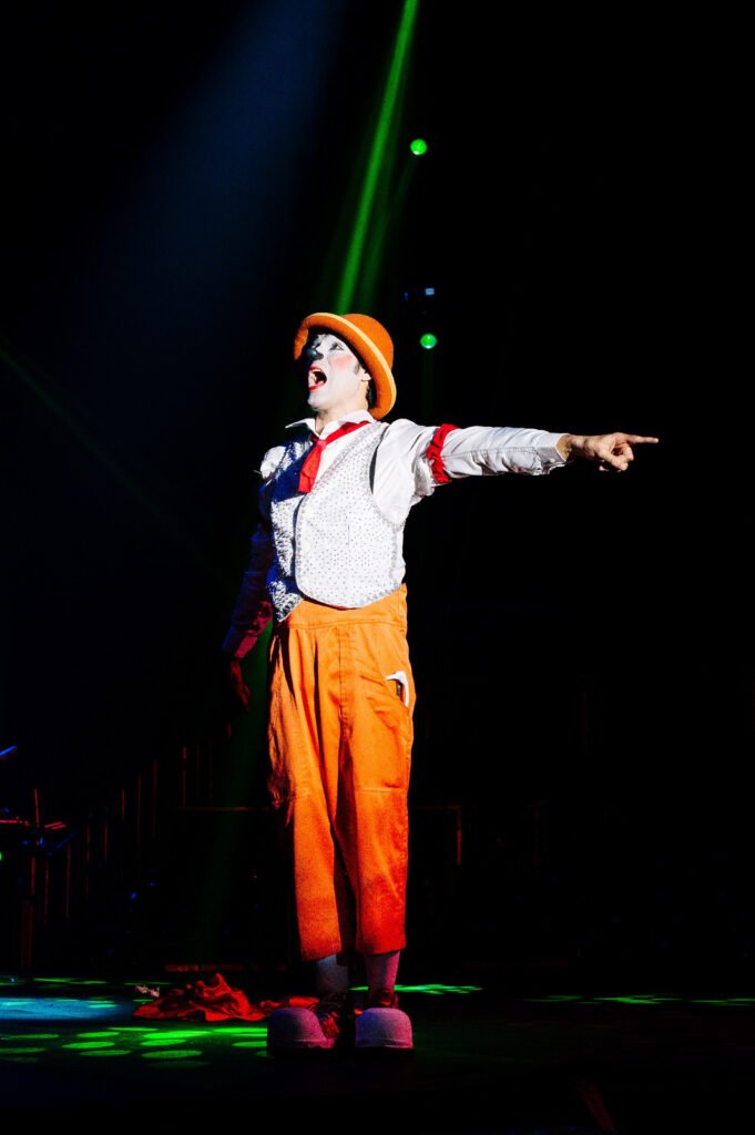 Cirque Amar estreia temporada