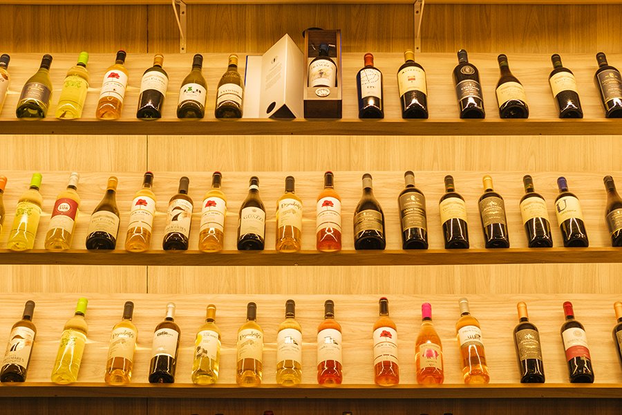 Adega com mais de 100 rótulos no The Wood Lounge