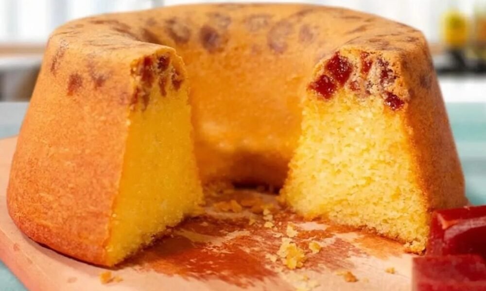 Bolo de Fubá com pedaços de goiabada - Casa de Bolos