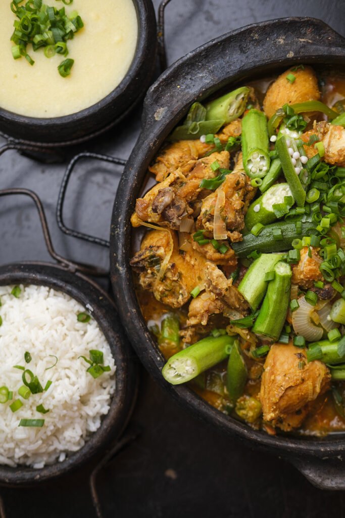 GALINHADA À CAIPIRA - Galinha completa ensopada e servida na panela de barro. Acompanha arroz branco, polenta e quiabo - The Wood Lo