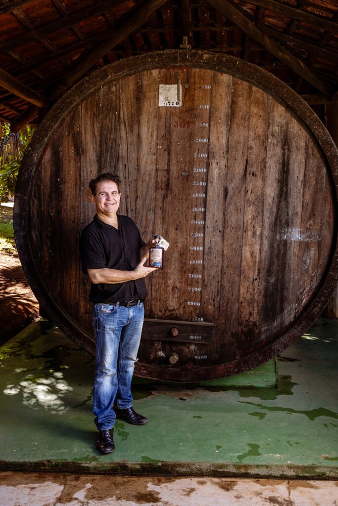 O empresário Wander Belizário apresentando a nova cachaça Reserva do Gerente - Crédito Ciro Trigo
