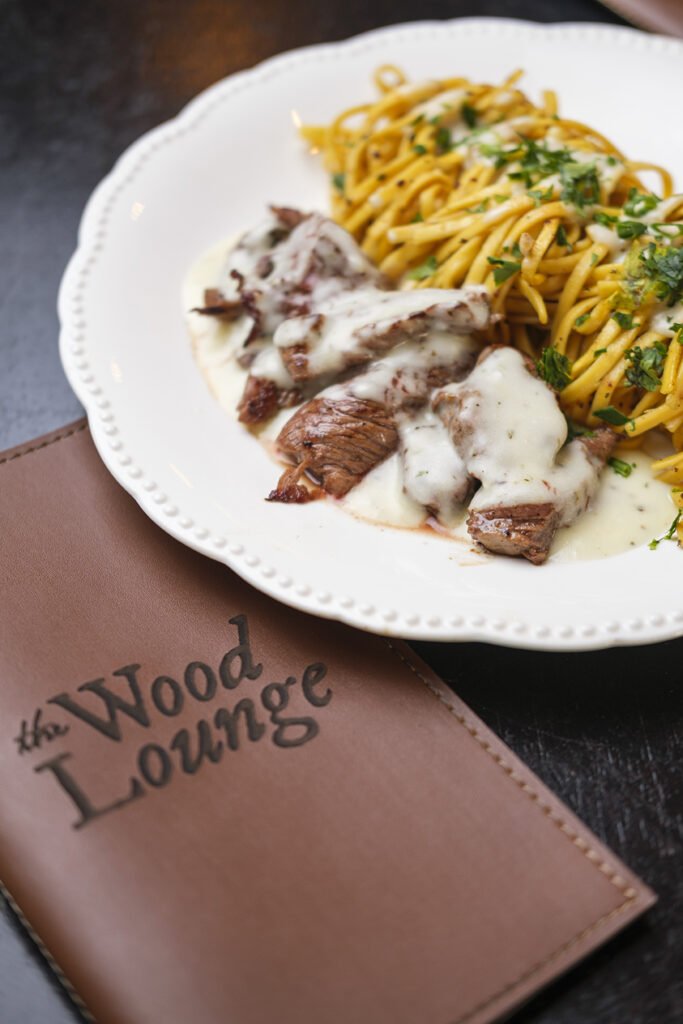 TALHARIM WOOD- Talharim ao molho de gorgonzola. Acompanha bife ancho filetado