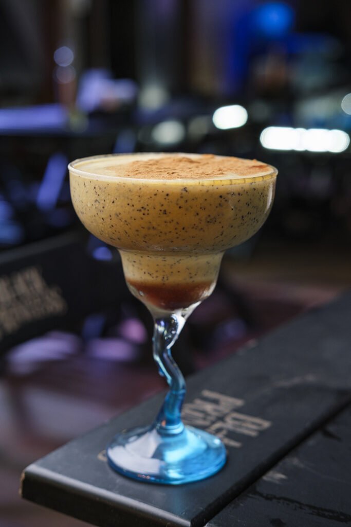 THE WOOD LOUNGE-vodka importada, maracujá, creme de leite, leite condensado e licor de cassis-