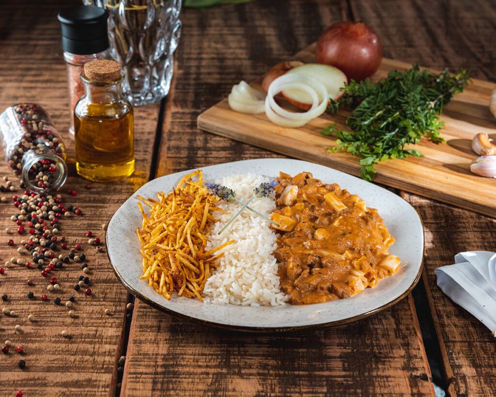 Strogonoff - R$ 59,00 - Cervejaria Azzurra